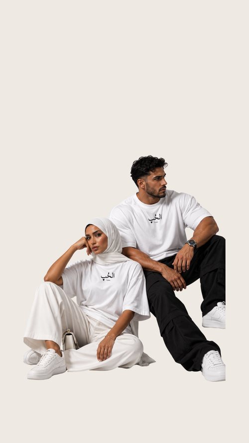 T-shirt oversize blanc HMA « الحُب » Love porté par deux modèles assis