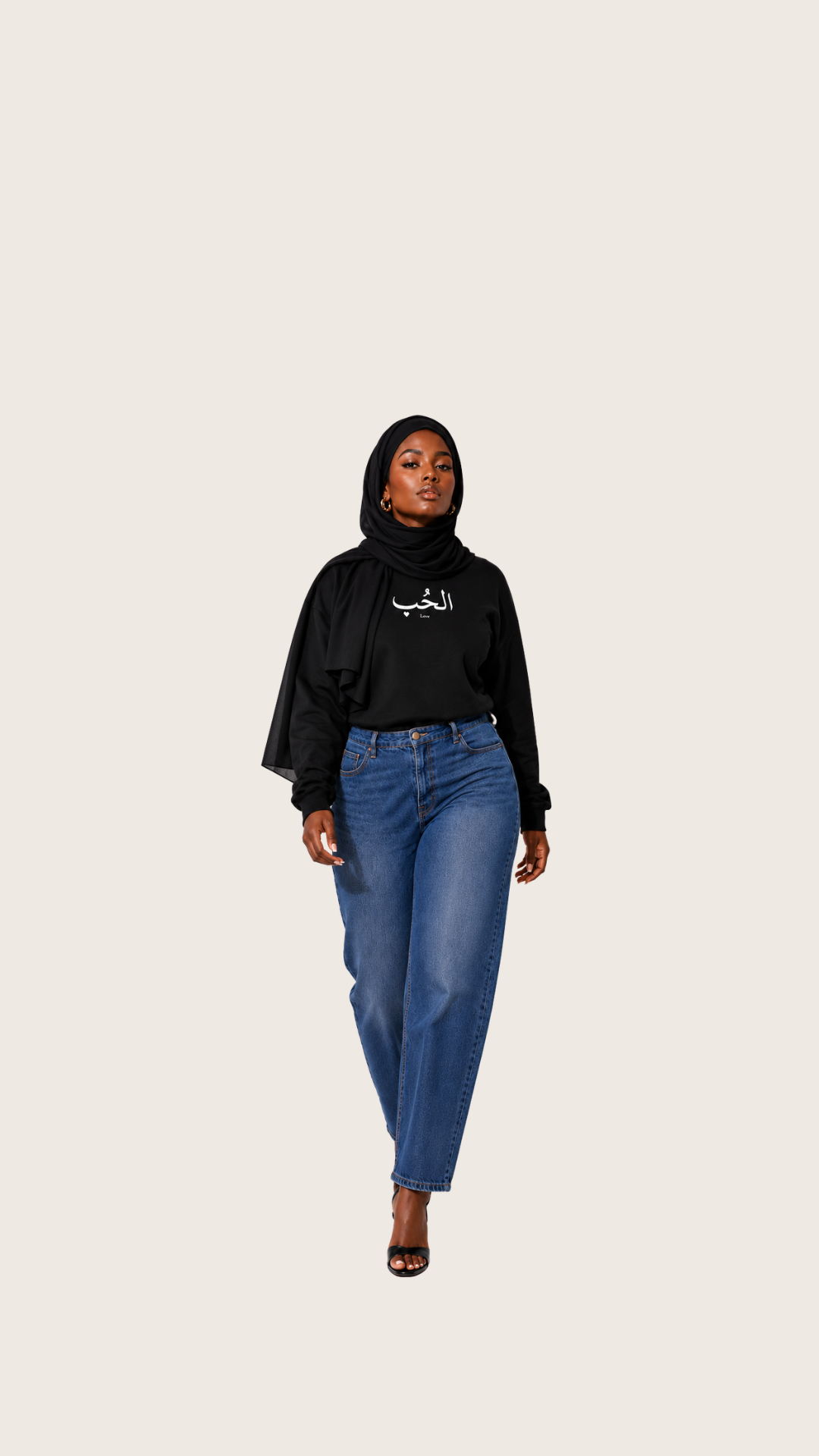 Sweatshirt noir HMA « الحُب » Love porté de face en silhouette entière