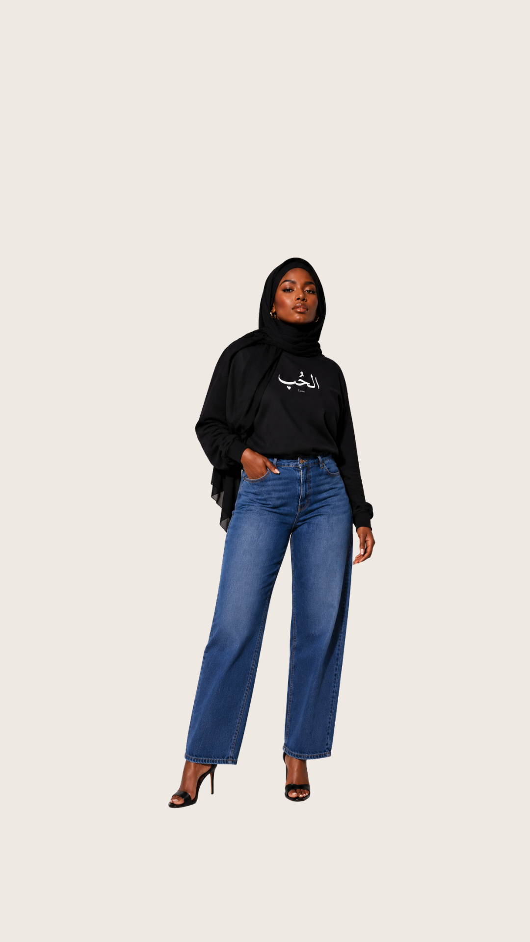 Sweatshirt noir HMA « الحُب » Love porté de trois-quarts avec un jean bleu